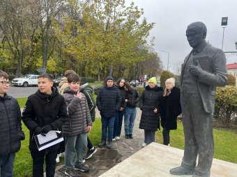 Adyék szobránál ünnepelték a magyar nyelv napját nagykárolyi iskolások