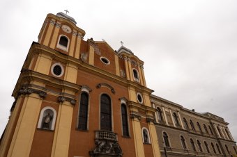 Körmenettel, érseki szentmisével ünneplik Erdély első, 300 éves barokk templomát Kolozsváron