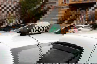 Pénzt vagy életet követelt a taxisofőrtől, majd deszkával ugrott neki