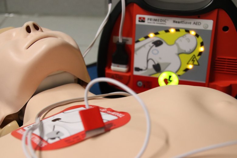 Tíz defibrillátorral növelnék a gyergyószentmiklósiak életesélyeit
