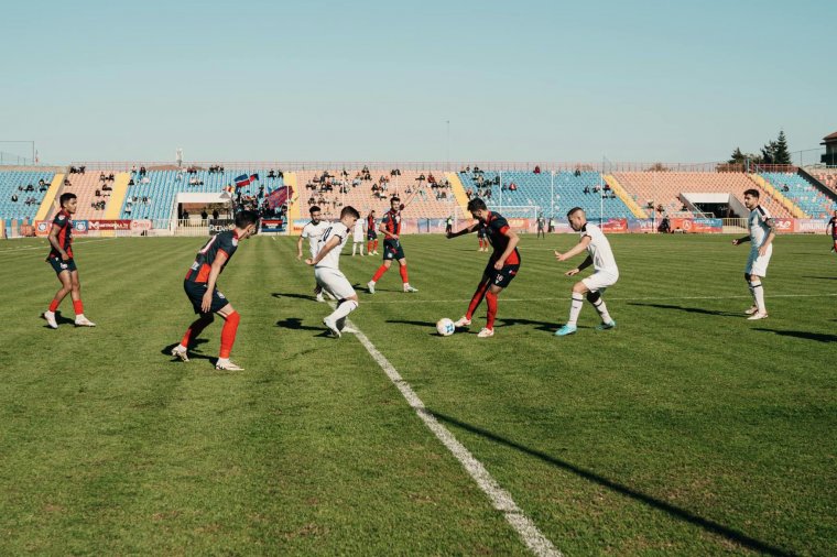 Magyarellenes rigmusokat skandáló román futballhuligánok megbüntetését kérik a Csíkszereda váradi meccse után