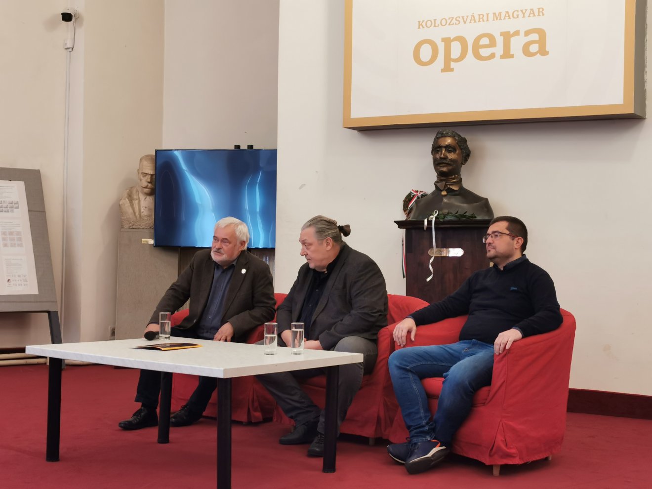 Szép Gyula operaigazgató, Vidnyánszky Attila rendező és az előadást vezénylő Kulcsár Szabolcs •  Fotó: Kolozsvári Magyar Opera