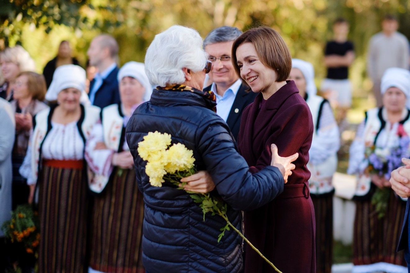 Merre tovább? Maia Sandu újrázni készülő, Nyugat-barát elnök egy kampányrendezvényen. Moldovában az Európai Unióhoz való csatlakozás szándékáról is szavaznak a polgárok •  Fotó: Facebook/Maia Sandu