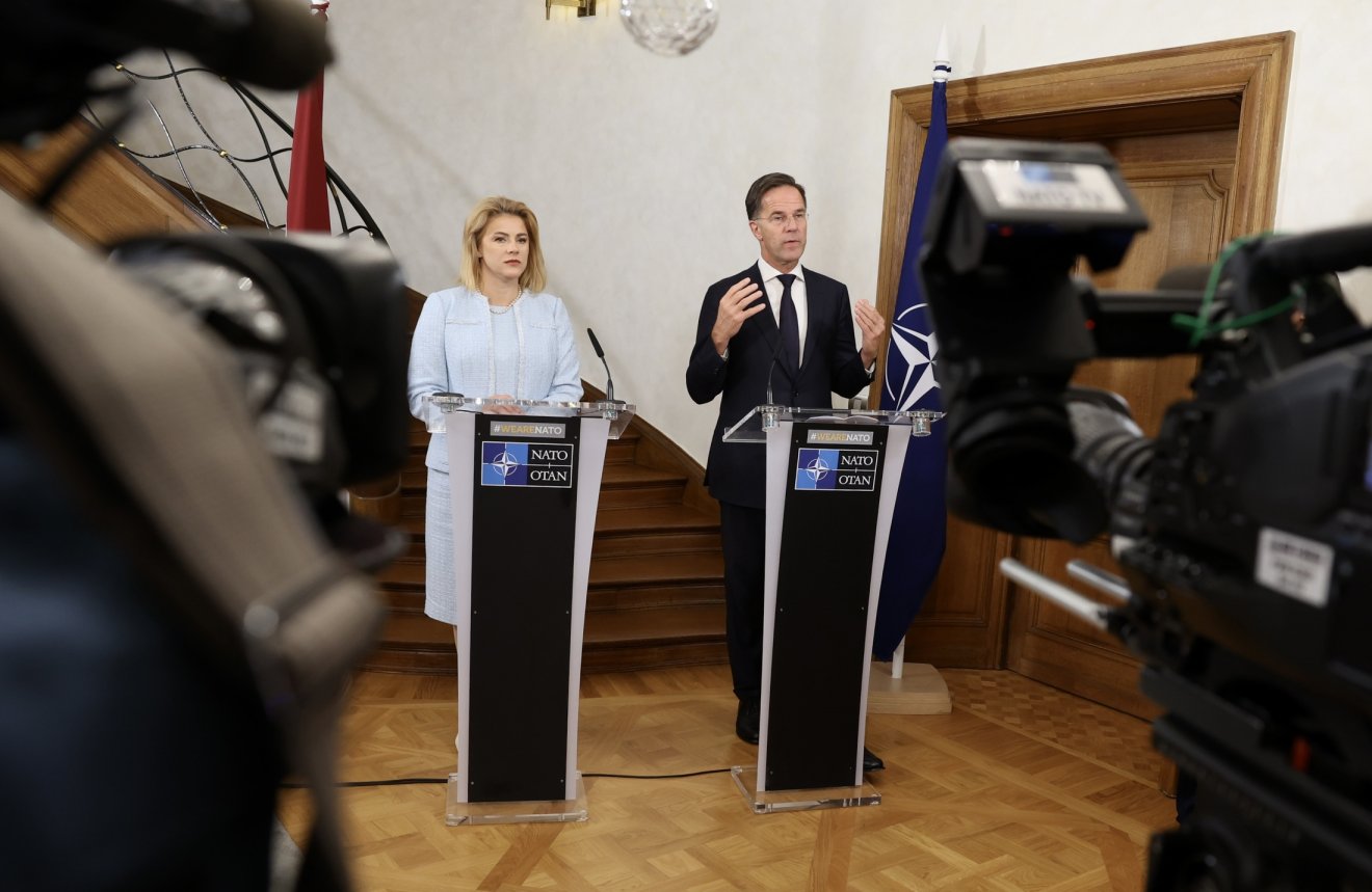 Figyelmeztetés. Az Evika Silina lett miniszterelnök társaságában nyilatkozó Mark Rutte leszögezte: a NATO nem hagyja magára tagjait •  Fotó: NATO.int