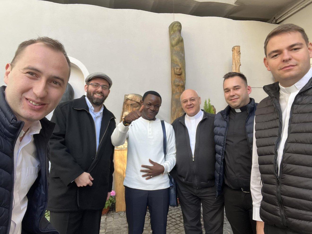 Fogadtatás a Szent Mihály Plébánián. Bőjte Csongor segédlelkész, Molnár Lehel SchP egyetemi lelkész, Chrysanthus Yvesimbom Njungba SchP, László Attila főesperes, Antal Endre gyakorlati éves kispap és Czirják Ottó segédlelkész •  Fotó: Szent Mihály Római Katolikus Plébánia - Kolozsvár