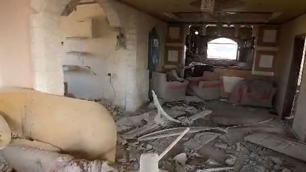 Utolsó percek. Az izraeli hadsereg által közzé tett videón a szétlőtt szobában, egy fotelben ülő Szinvár látható •  Fotó: Facebook/Izraeli hadsereg