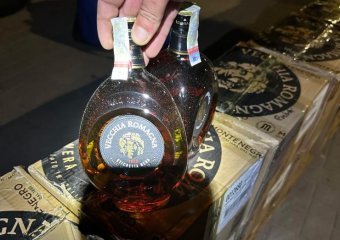 „Saját fogyasztásra”: több mint 150 liter brandyvel kapott el egy romániai sofőrt a NAV