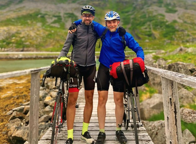 A világ végére „gurít” két kolozsvári férfit az olvasás és a sport szeretete