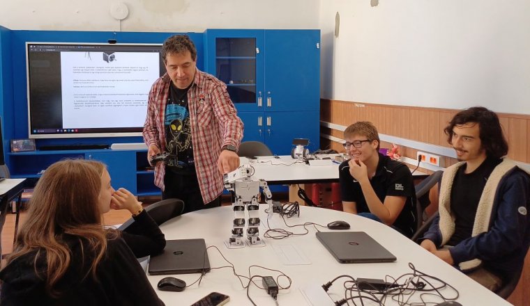 Háromdimenziós nyomtatással ismerkedhetnek, robotokat tervezhetnek a diákok az okoslaborban