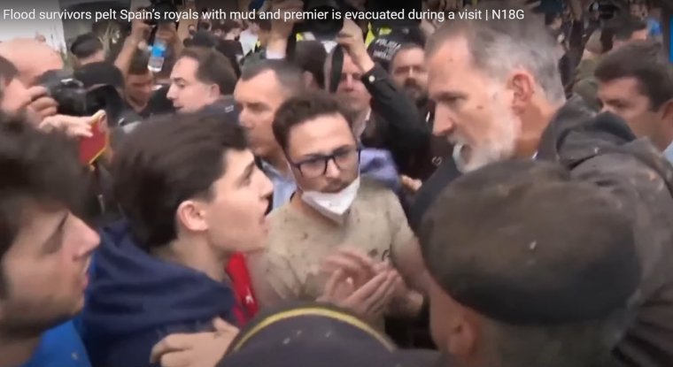 Rárontottak az áradások helyszínére látogató spanyol királyra és kormányfőre a feldühödött károsultak (VIDEÓ)