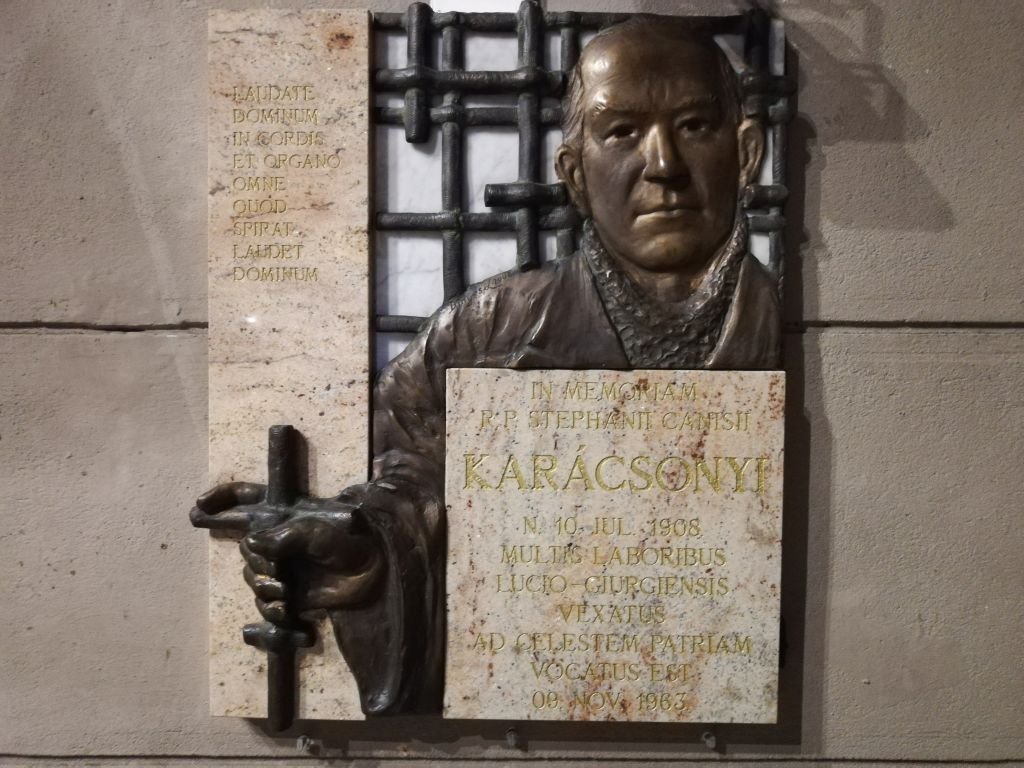 A börtönben elhunyt Karácsonyi István minorita atya emléktáblája az aradi minorita templomban •  Fotó: Pataky Lehel Zsolt
