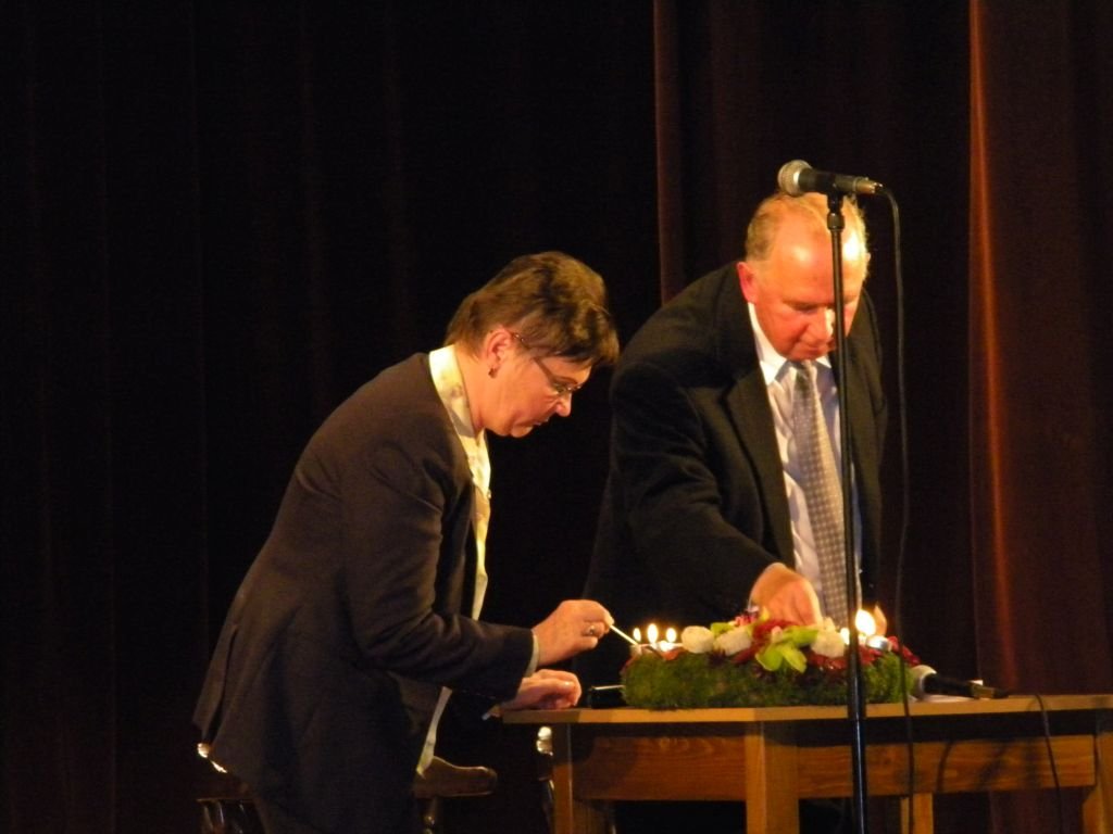 Jámbor Ilona és néhai Vekov Károly  egy 2014-es pécskai megemlékezésen •  Fotó: Pataky Lehel Zsolt