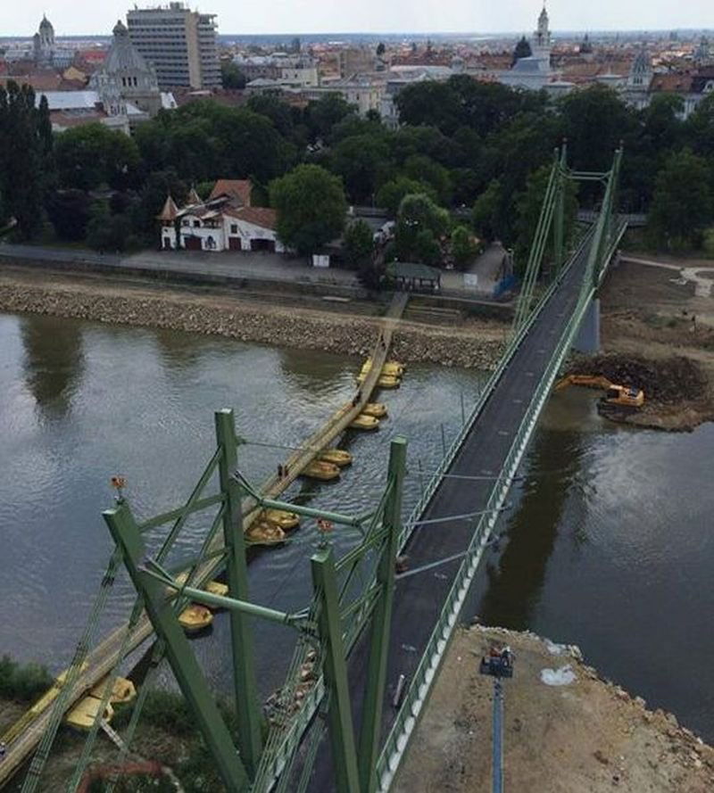Ezen az archív felvételen látható a pontonhíd is, amit felváltott az építmény •  Fotó: Aradi Polgármesteri Hivatal