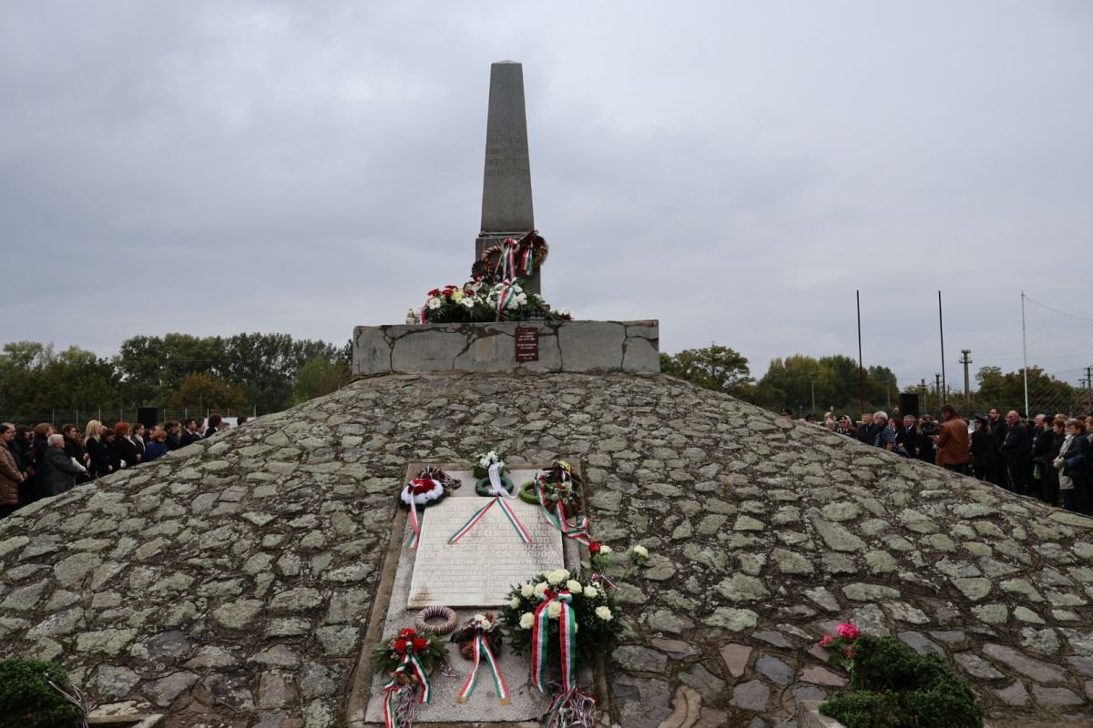 Az obeliszk talapzatában a 13 aradi vértanú közül 11-nek a maradványait helyezték el •  Fotó: Pataky Lehel Zsolt