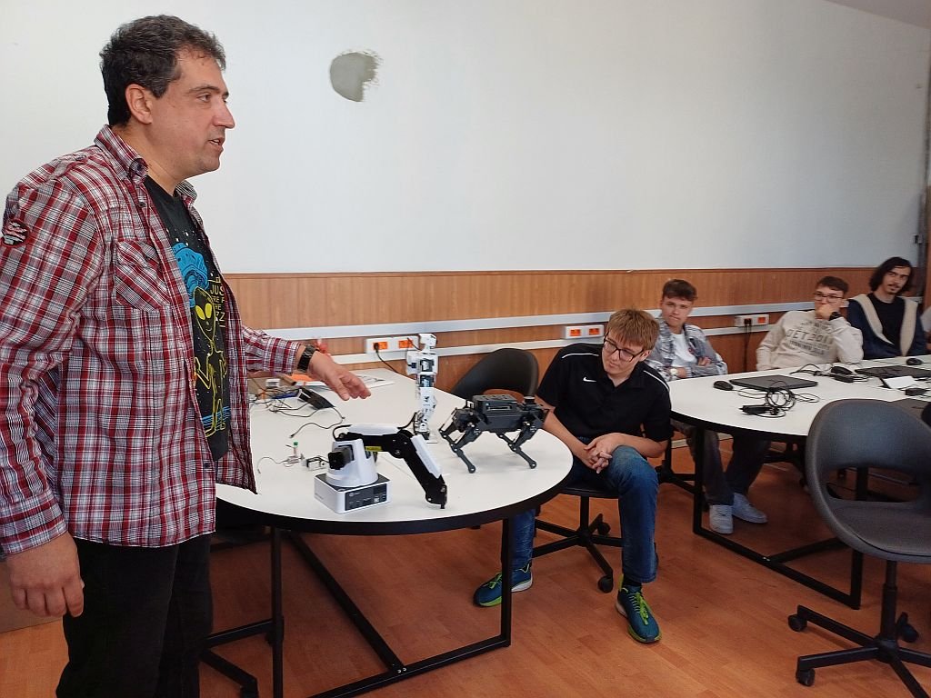 A robotkutya és a félkarú hegesztőrobot is nagy tetszést aratott a diákok körében •  Fotó: Pataky Lehel Zsolt