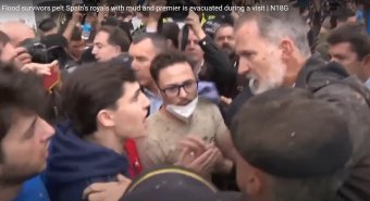 Rárontottak az áradások helyszínére látogató spanyol királyra és kormányfőre a feldühödött károsultak (VIDEÓ)