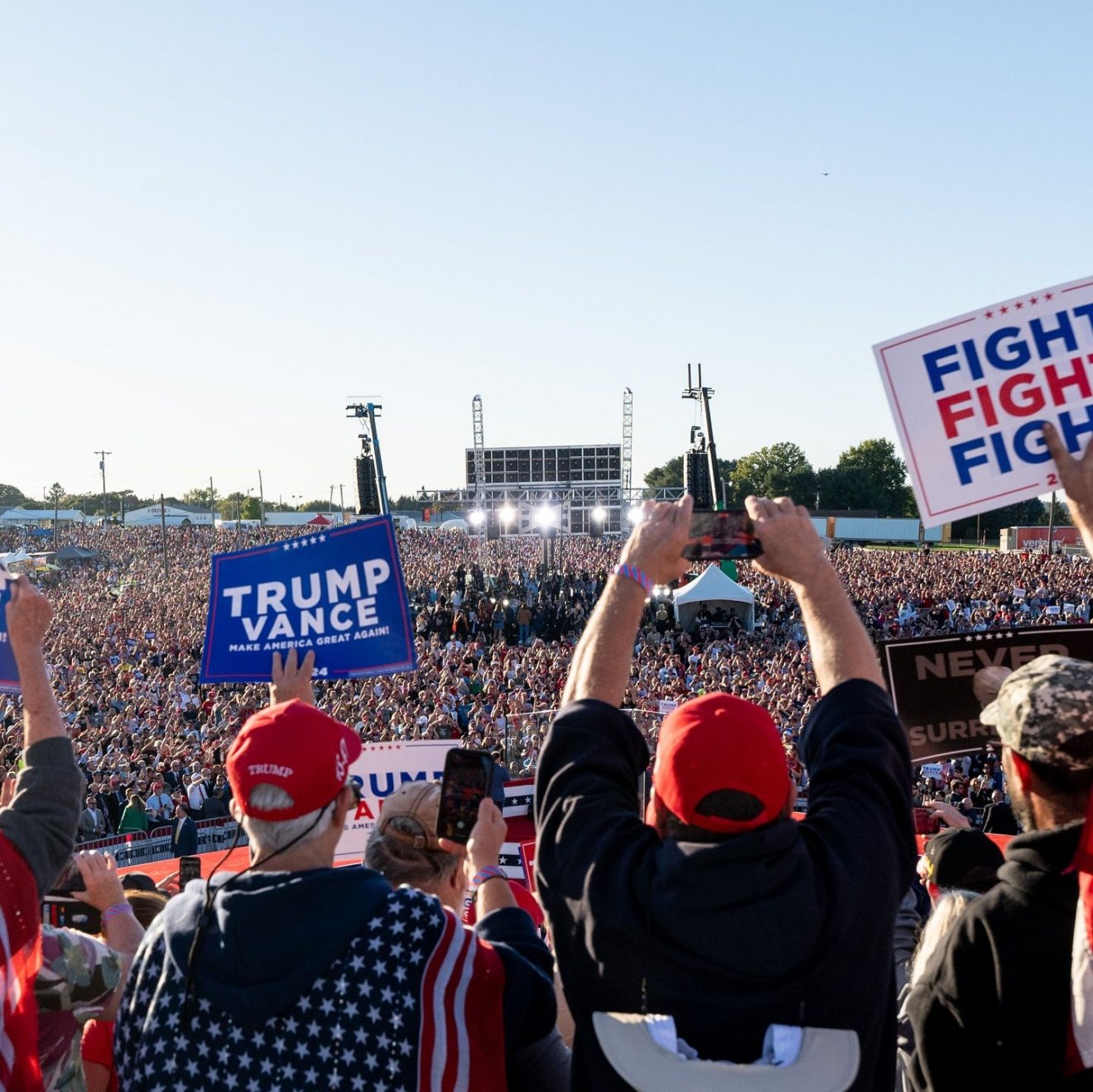 Ötvenezres tömeg vett részt a kampánygyűlésen, Butlerben •  Fotó: Facebook/Donald J. Trump