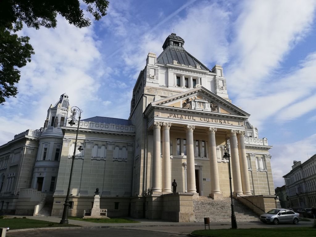 Az 1913-ban épült Kultúrpalotában működik a megyei múzeum természettudományi, régészeti osztálya, a Képtár és az 1848-as Ereklyemúzeum •  Fotó: Pataky Lehel Zsolt
