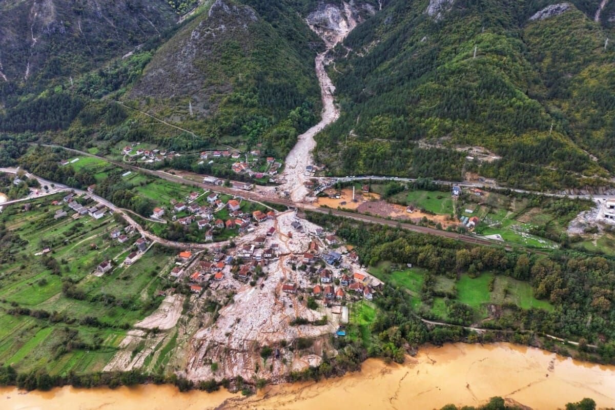 Jablanicai látkép a katasztrófa után.  A hegyekből lezúduló sárlavina maga alá temette a házakat •  Fotó: Facebook/Boszniai katasztrófavédelem