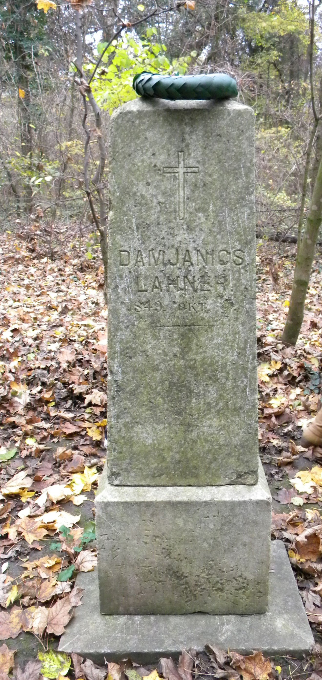 Damjanich és Lahner síremléke ma is látható a mácsai kastély kertjében •  Fotó: Pataky Lehel Zsolt