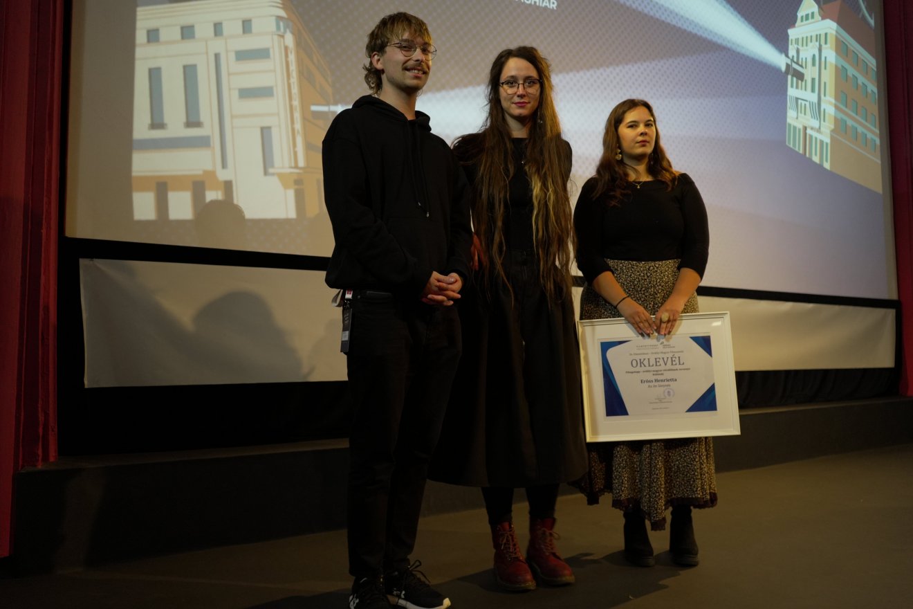 Eröss Henrietta (jobbról) két elismerést is kapott alkotásáért •  Fotó: Oláh-Badi Levente