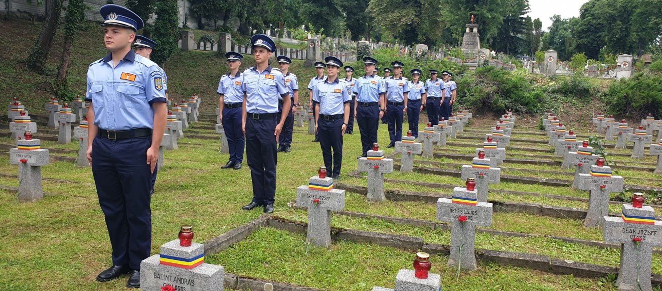 A trikolórokat június 13-án helyezték el a kolozsvári rendőrképző iskola hallgatói a honvédsírokra •  Fotó: Septimiu Mureşan Rendőriskola/Facebook