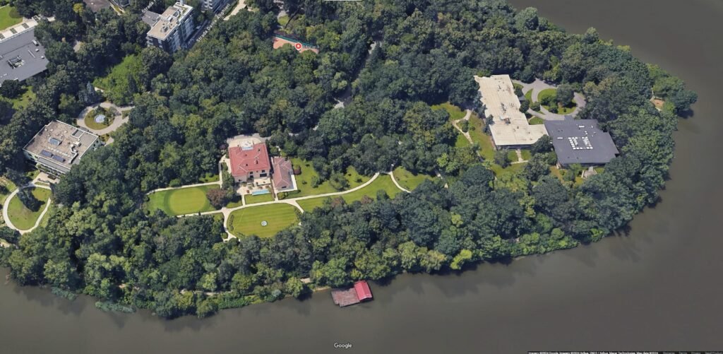 Sportember. Iohannis bukaresti rezidenciáján is hódolhat a golf iránti szenvedélyének •  Fotó: Google Maps