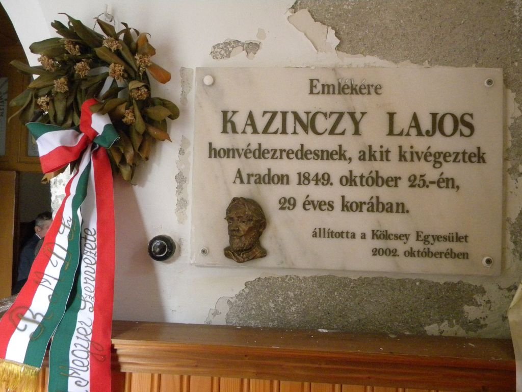 Kazinczy Lajos emléktáblája a belvárosi református templom előterében •  Fotó: Pataky Lehel Zsolt