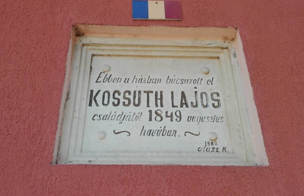 Emléktábla egy máriaradnai ház falán. Kossuth Lajos itt szállt meg, mielőtt Orsován keresztül emigrációba vonult •  Fotó: Pataky Lehel Zsolt