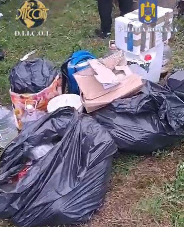 A kábítószer-előállító labor kellékeit is lefoglalták a rendőrök •  Fotó: DIICOT