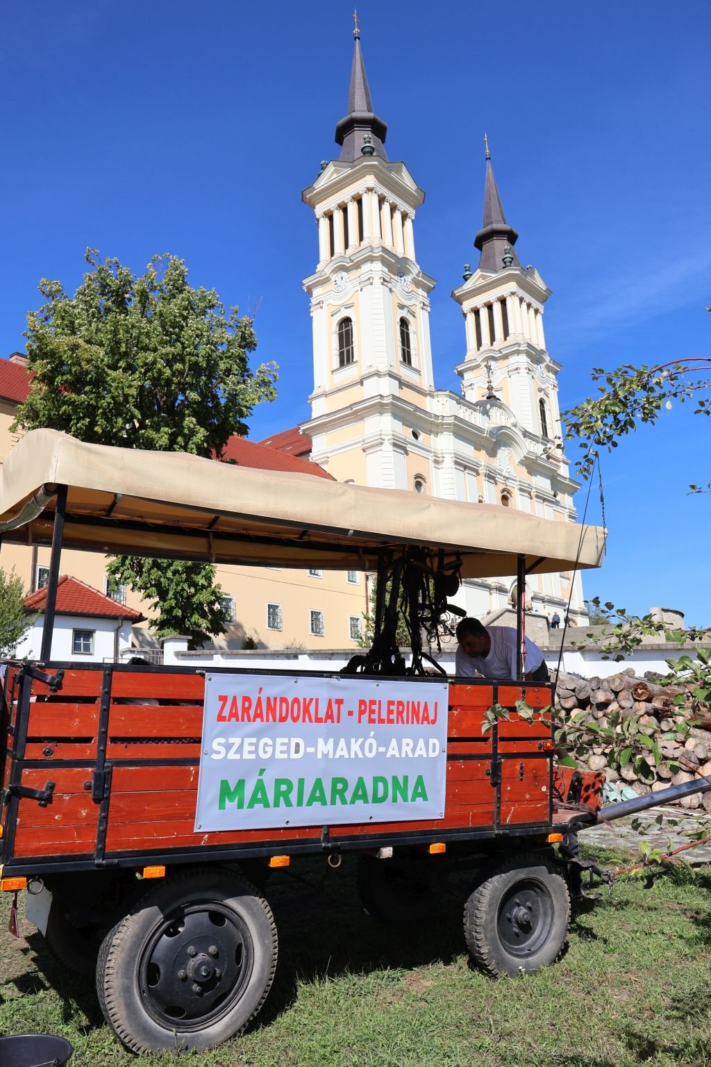 Kóberes zarándokszekér a templom tövében •  Fotó: Pataky Lehel Zsolt