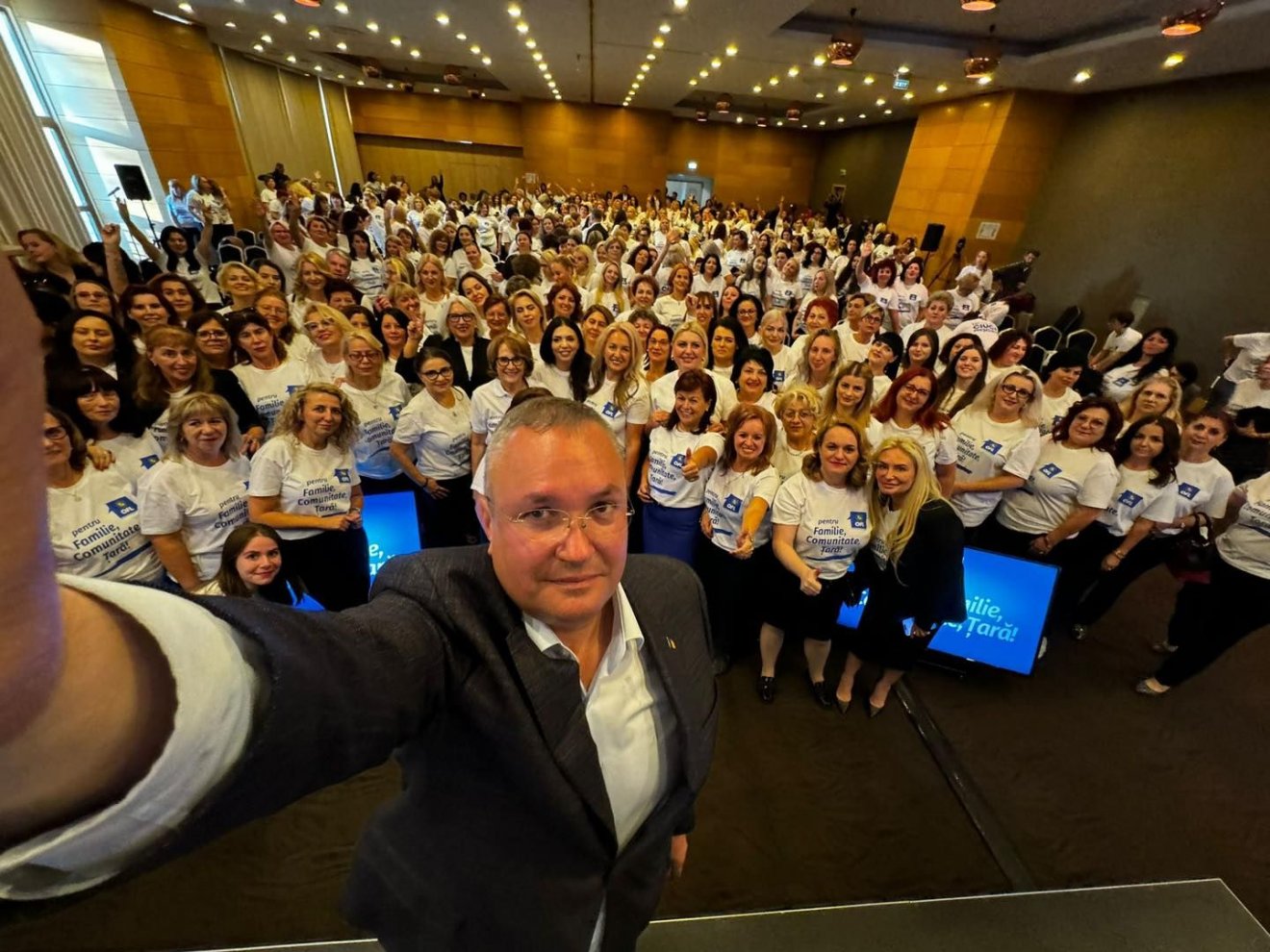 Nicolae Ciucă egy bukaresti kampányrendezvényen. Egyre jobban eldurvul a PSD-vel fenntartott kapcsolata •  Fotó: Facebook/Nicolae Ciuca