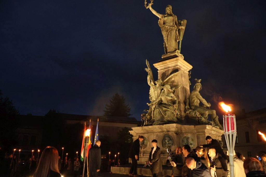 Koszorúzás fáklyafényben •  Fotó: Pataky Lehel Zsolt