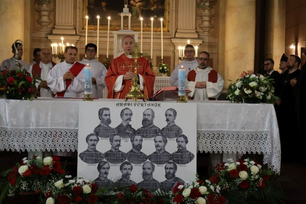 Udvardy György celebrálta a vértanúk emlékére tartott gyászmisét •  Fotó: Pataky Lehel Zsolt