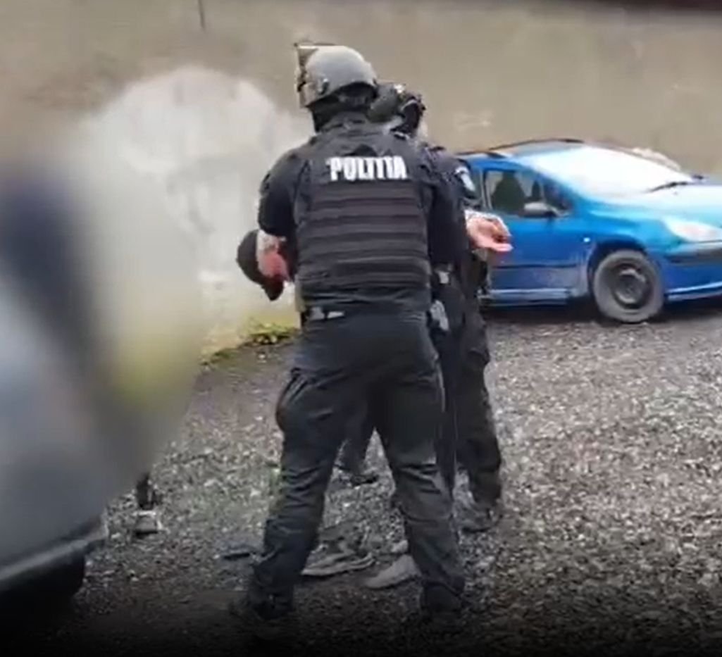 Az őrizetbevétel pillanata. A négy külföldi állampolgár gépkocsiját nyílt úton állították meg a rendőrök •  Fotó: DIICOT