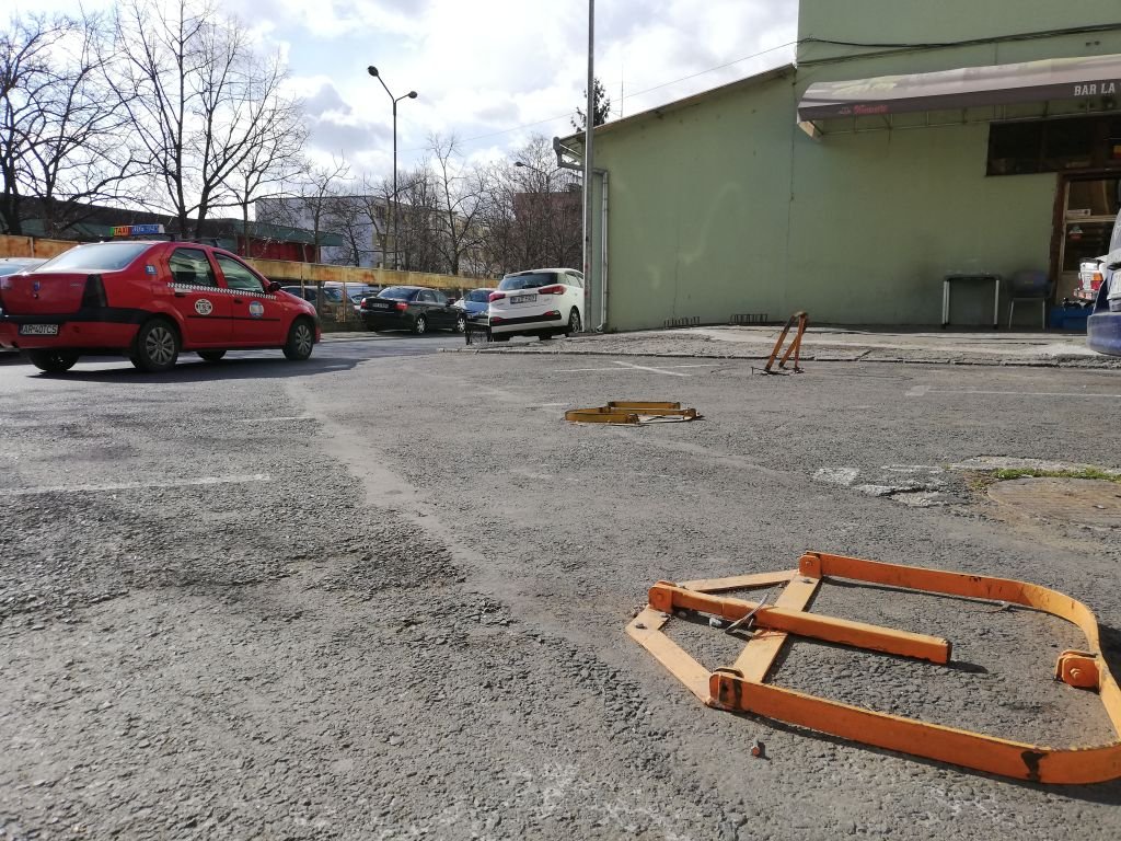 Akkor sem szabad a bérelt parkolóhelyre állni, ha a tulajdonosa nem emelte fel a megálljt jelző vasszerkezetet •  Fotó: Pataky Lehel Zsolt