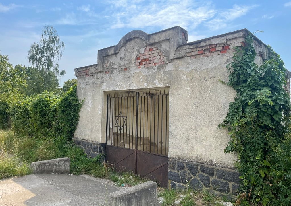 A szinérváraljai zsidó temető bejárata. A város mintegy 615 fős zsidó lakosságát 1944-ben Auschwitzba deportálták •  Fotó: Ruth Ellen Gruber/Jewish Heritage Europe