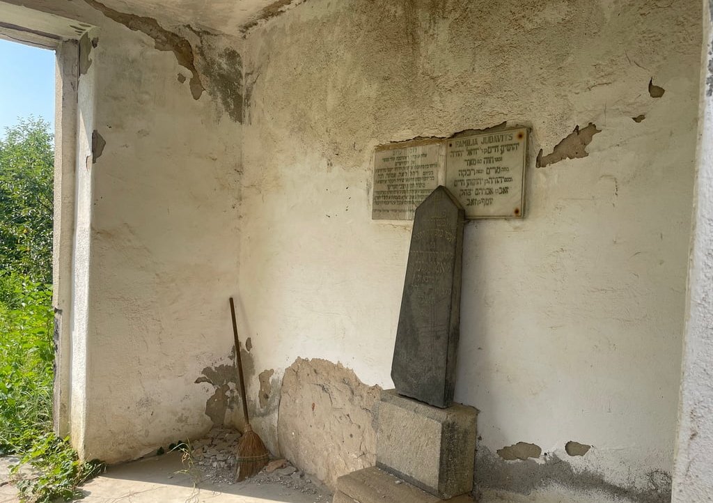 A zsidóság emlékei a szinérváraljai temetőben, a városban ma már senki nem vallja magát zsidónak •  Fotó: Ruth Ellen Gruber/Jewish Heritage Europe