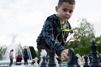 Sakkvilágbajnokságra készül, segítséget kér a hatéves szatmári tehetség