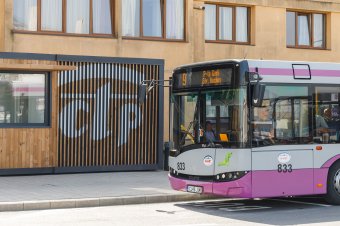 Ez ám a bürokrácia: előbb megfizettetik az egyetemistákkal az ingyenes bérleteket