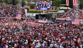 Fegyveres férfit tartóztattak le Trump kaliforniai választási gyűlésének közelében