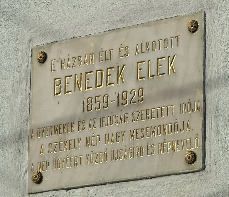 Emléktábla a kisbaconi házon •  Fotó: Benedek Elek Emlékház