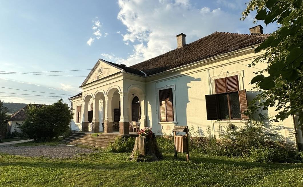 Az 55 éve működő Benedek Elek Emlékházban tisztelegnek a találkozó résztvevői a 165 évvel ezelőtt született mesemondó szellemisége előtt •  Fotó: Benedek Elek Emlékház
