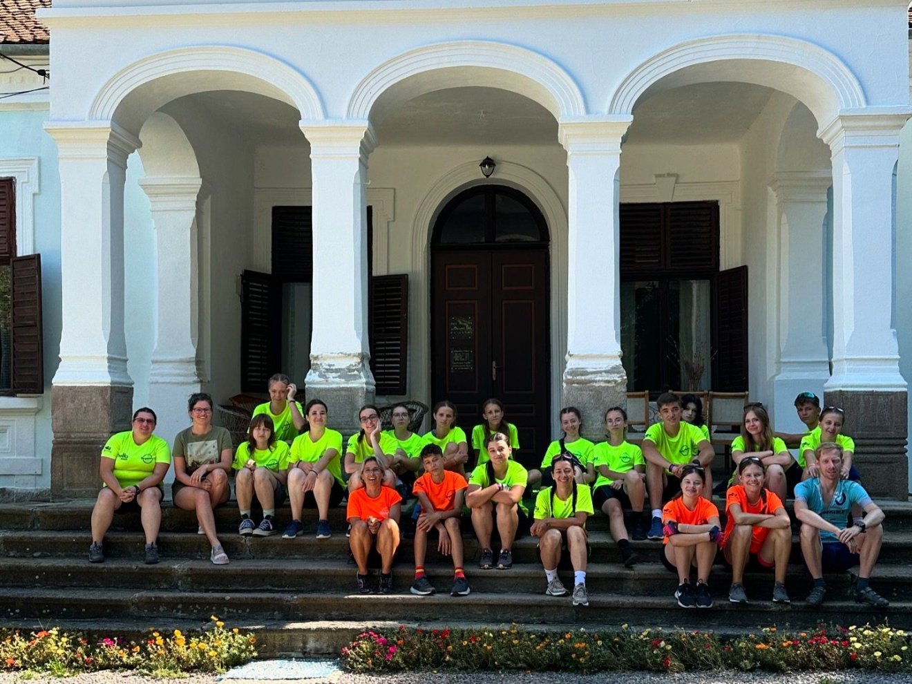 Idén nyáron is népes diákcsapatok keresték fel a gyönyörű kerttel körülvett kisbaconi emléképületet •  Fotó: Benedek Elek Emlékház