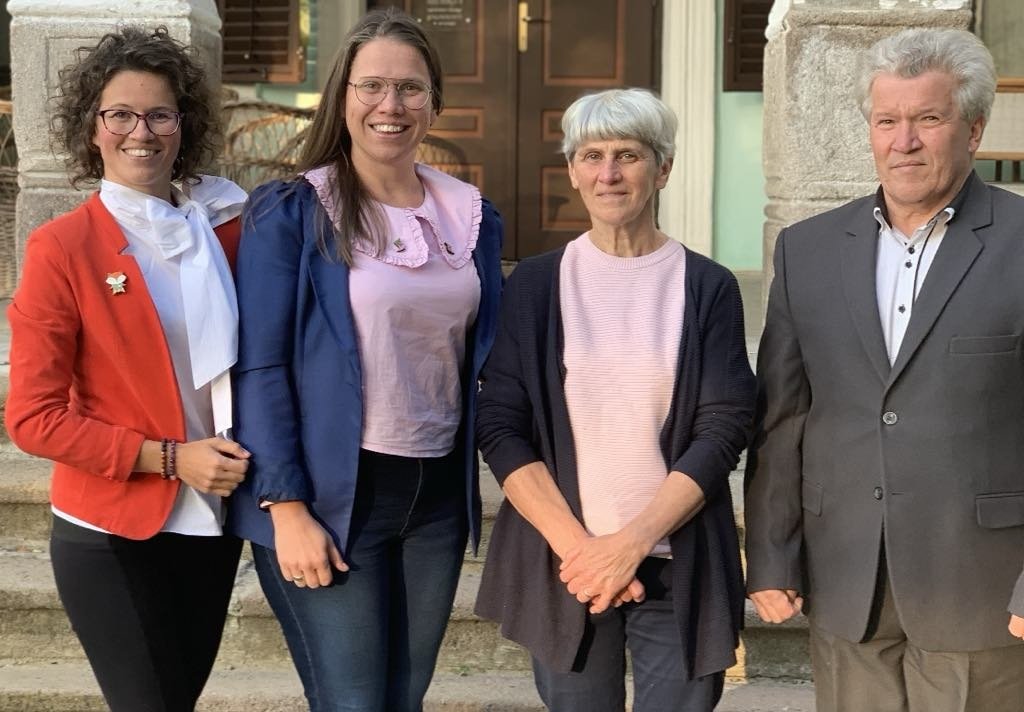 Az Emlékház működtetői. Bíró Boróka és Bíborka (Elek apó ükunokái), édesanyjuk, Bíró Enikő (dédunoka) és férje, Bíró Béla •  Fotó: Benedek Elek Emlékház