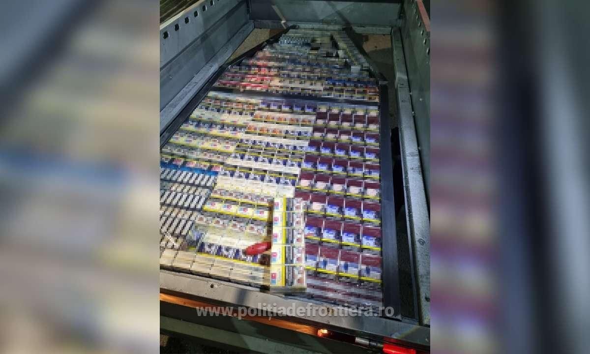 Az utánfutó  dupla falú padozatába rejtettek el több ezer csomag cigarettát •  Fotó: Román Határrendőrség