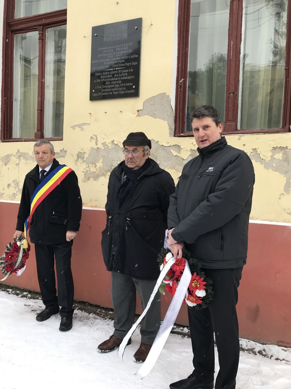Degré Alajos emléktáblájának avatása 2019-ben. Középen a kezdeményező Czernák Ferenc •  Fotó: Pataky Lehel Zsolt