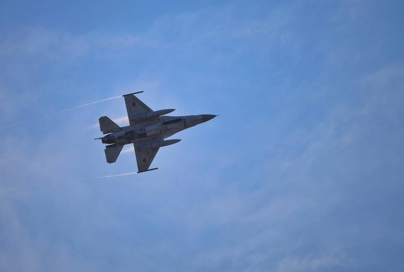 F-16-os vadászgép a borceai légibázis felett •  Fotó: Román Légierő/Facebook