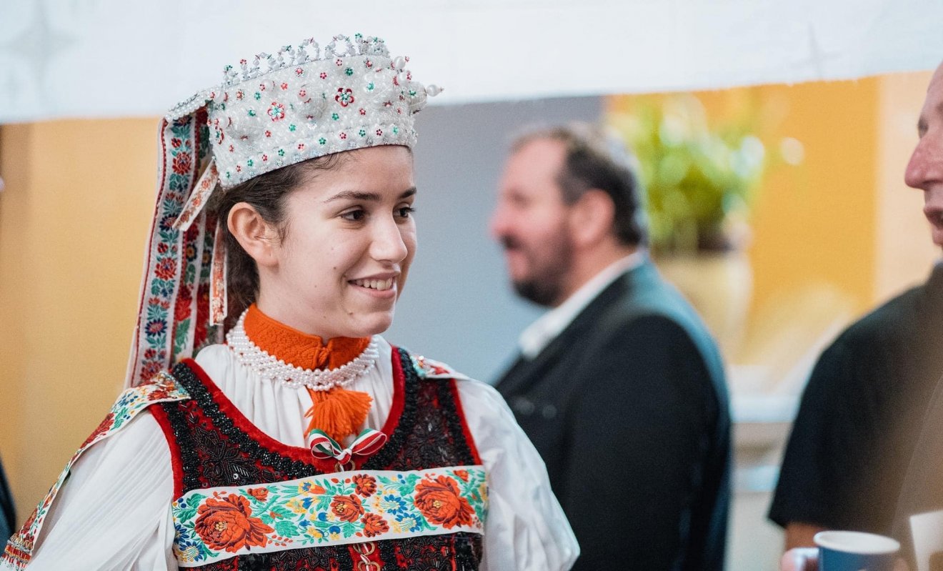 A kalotaszegi lány számára a hagyományok és a család is nagyon fontos •  Fotó: Facebook/Kovács Nóra