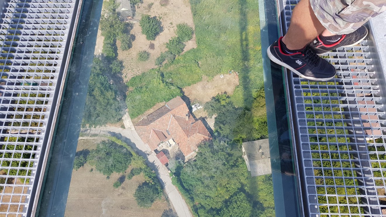 A létesítmény alatt 80 méterre lévő völgyben lakók nem örülnek az „égi áldásnak” •  Fotó: Rostás Szabolcs